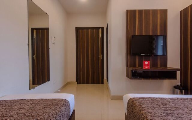 OYO 10217 Hotel Golden Palms