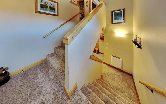 Slopeside Four Bedroom Homes at 1849 Condos - Free Wifi & Parking!