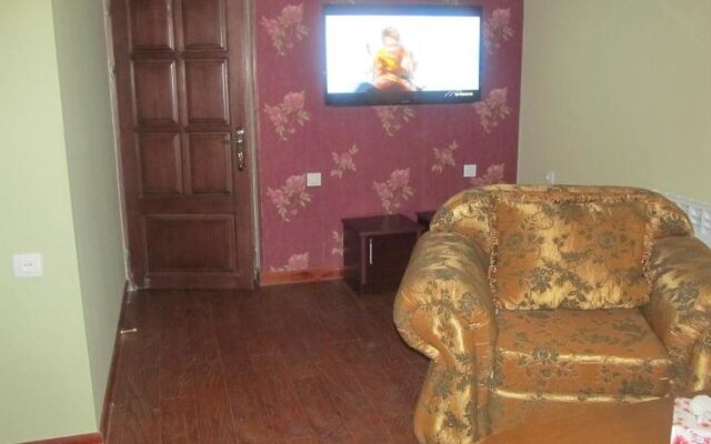 2x2 Cinema-Bar Hotel & Tours