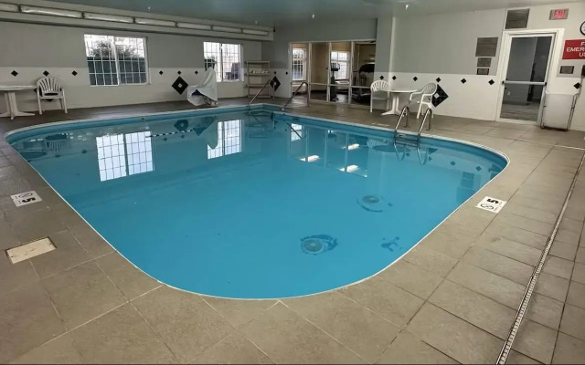 AmericInn by Wyndham Galesburg