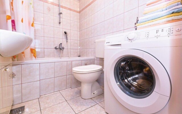Stunning Apartment in Makarska With 3 Bedrooms and Internet