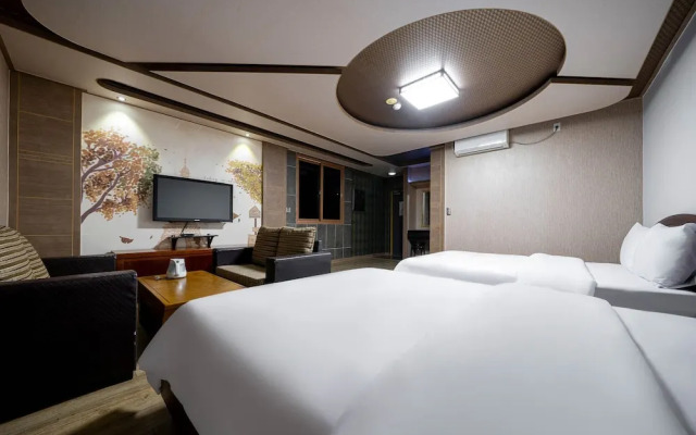 F1 Hotel