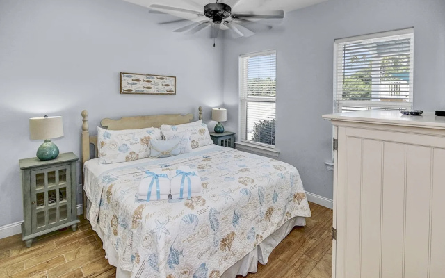 5 Bed, 5 Bath Beach Home/only a 3 Minute Walk To The Beach! Sleeps 12