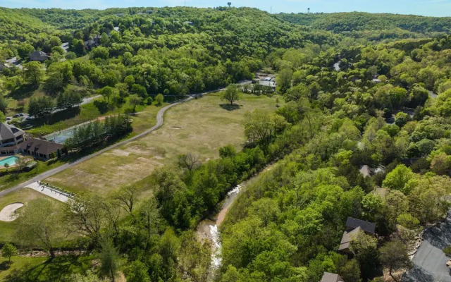 Whispering Woods Lodge - Sleeps 6 2 Bedroom Home by RedAwning