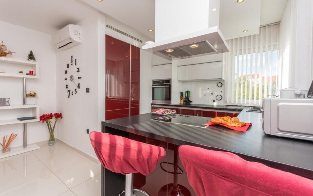 Beautiful Home in Zaton With Wifi and 6 Bedrooms