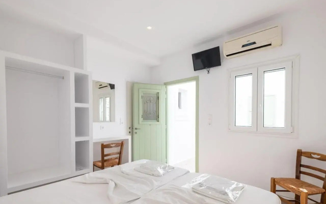 Lorenzo Studios and Suites Paros