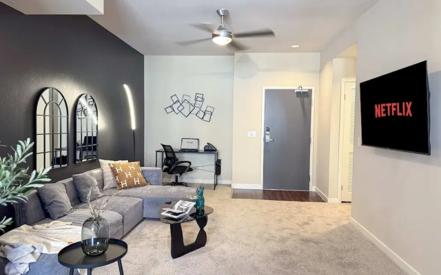 Modern Comfort W Pool GYM Parking 10 Min to Cedars