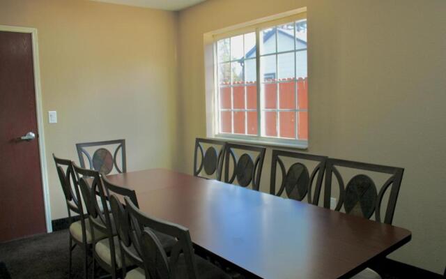 HomeTown Inn & Suites