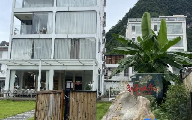 Shijian Homestay (Yangshuo Yulong River Qiangu Scene District Store)