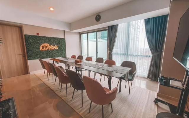 Staycation Jakarta Holland Village