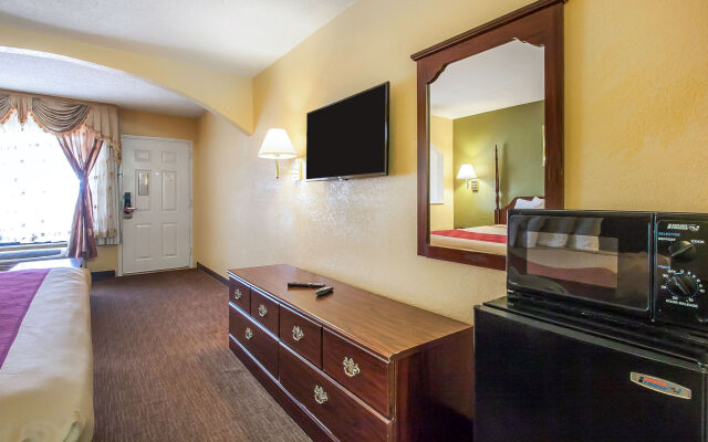 Econo Lodge Inn & Suites Murfreesboro Shopping District