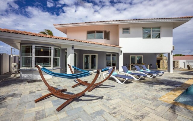 4BR 4BA Villa w Private Pool Eagle Palm Beach