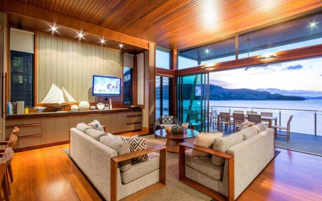 Yacht Club Villas
