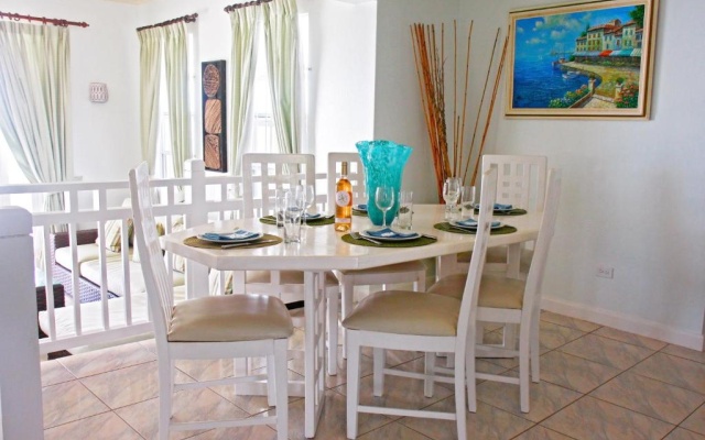 This is a Beachfront 3 Bedroom, 3 Bathroom Villa, Family-friendly Activities — фото 2