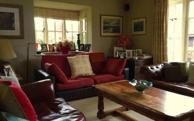 Lovely 4-bed House in Village of Sandhurst