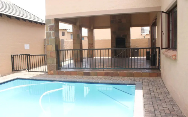 Cozy 3 Bed Duplex ,sleeps 6 With Double Bathroom