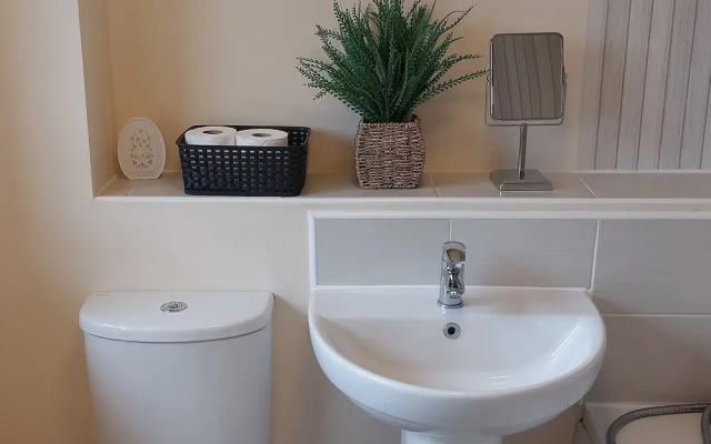 Birmingham - 2 Beds - Sleeps 3 - Free Parking
