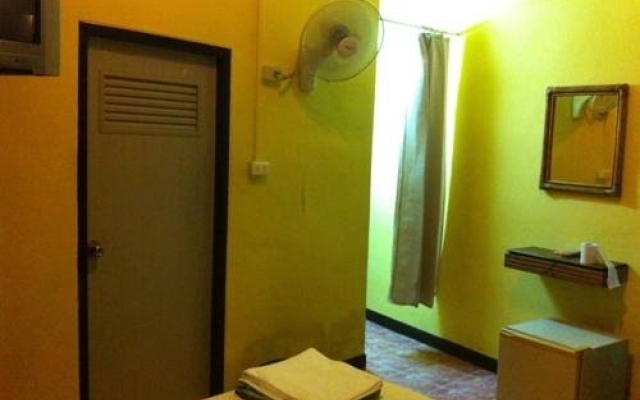 Gaeng Phet Restaurant & Guesthouse