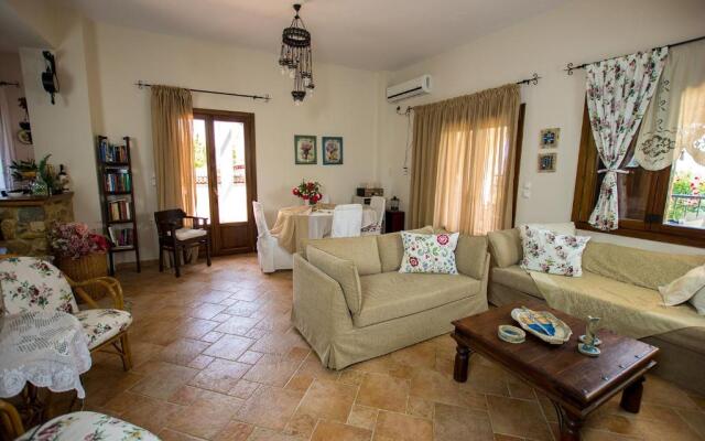Rustic, luxurious,garden villa 70m from the sea