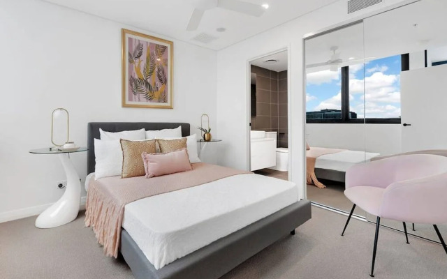 2BR Utopia Fortitude Valley Pool Rooftop King bed