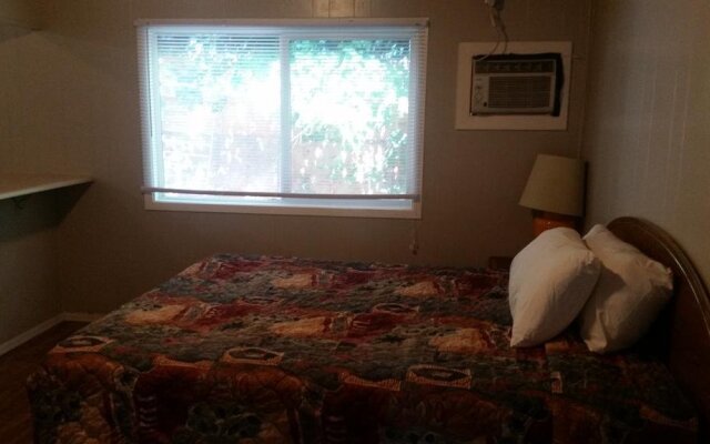 Holiday House Motel