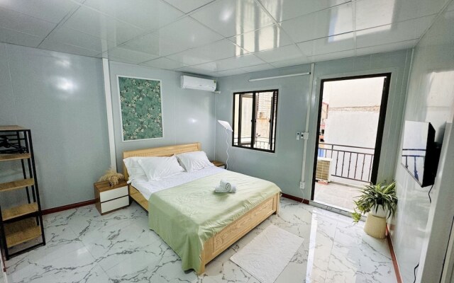 Local Me - Exclusive Centre House