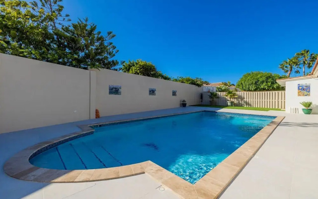 Spacious Renovated House Prvt Pool 5 min to Bch