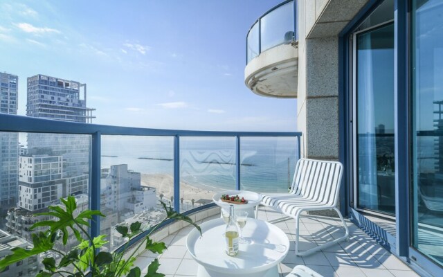 Awesome 2BR apt Balcony & pool access