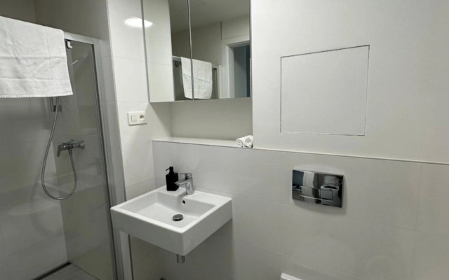 Ein Park Apartment with free parking