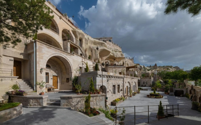 Hera Cave Suites