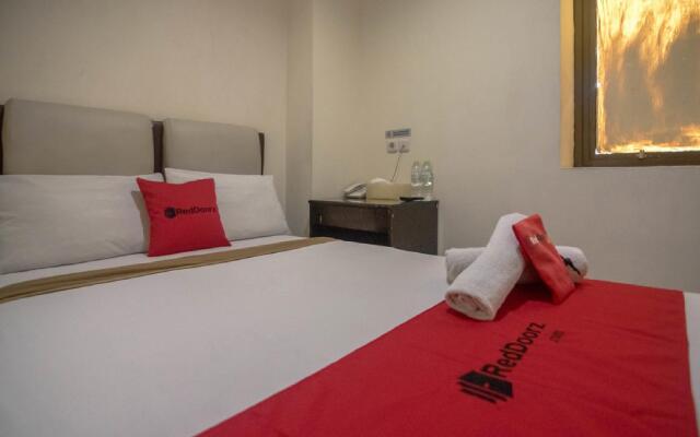 RedDoorz near RS Husada