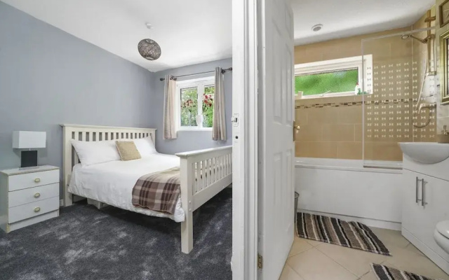 House - Sleeps 8 & On-site Parking