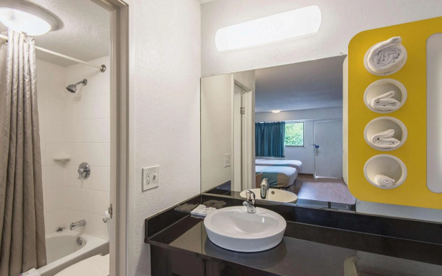 Motel 6-Overland Park, KS