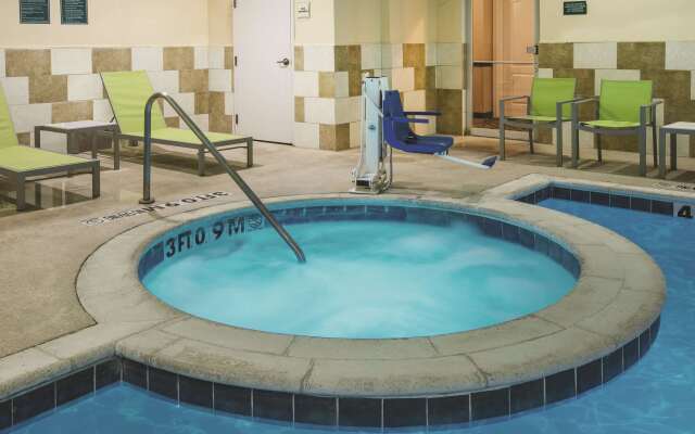 La Quinta Inn & Suites by Wyndham Dallas South-DeSoto