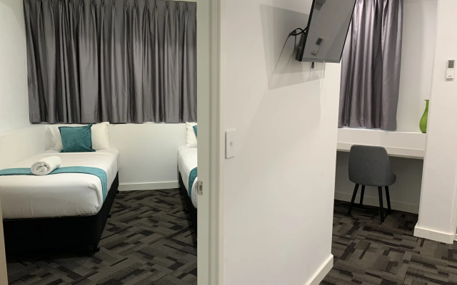 Tiki Hotel Surfers Paradise