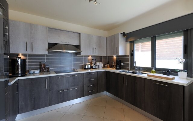 Villa Nefeli - Six Bedroom Villa