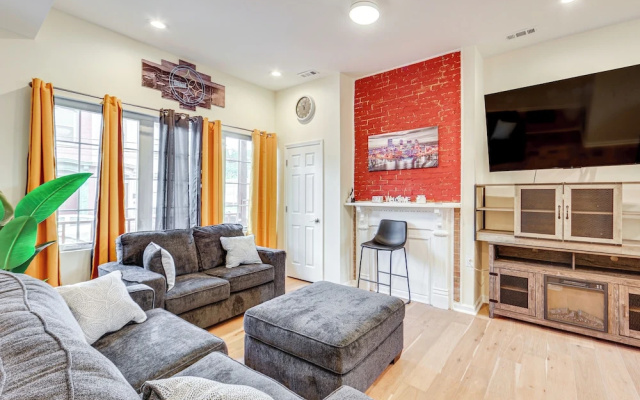 Pittsburgh Home w/ Skyline Views: Walk to Stadium!