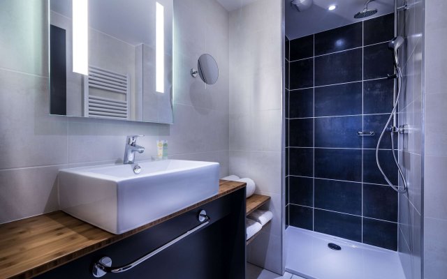 Best Western Plus Suitcase Paris La Defense