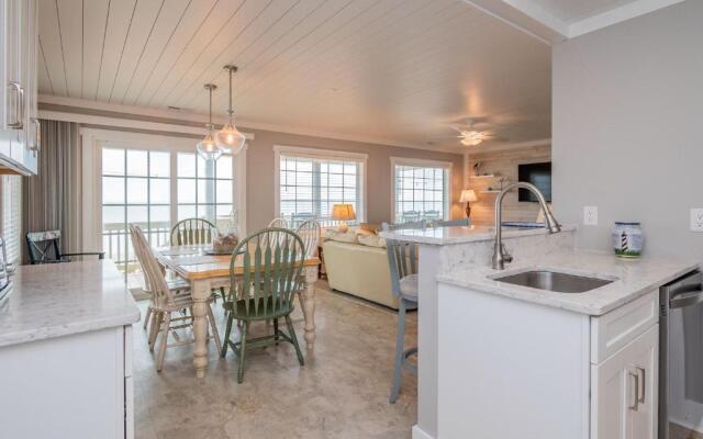 Dip Inn by Oak Island Accommodations