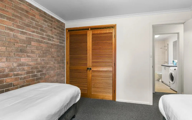 2-bed Townhouse Retreat in Sandy Bay With Parking