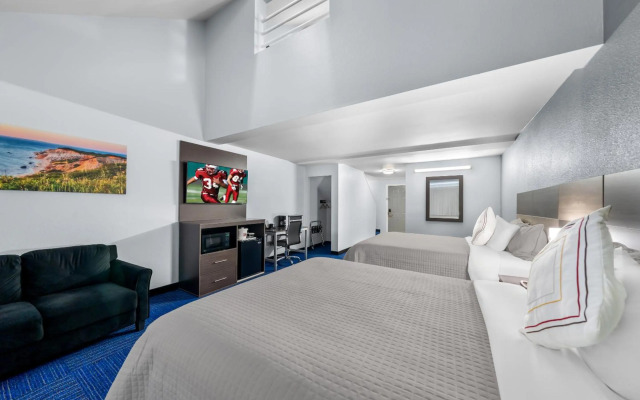 Admiralty Inn & Suites - a Red Collection Hotel