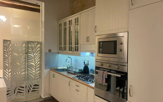 Valletta most central studio apartment 16th-Century building