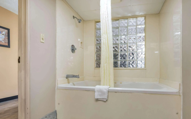 Econo Lodge Inn & Suites East