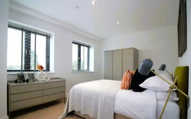 Sophisticated Modern 2 Bedroom Apartment in Solihull