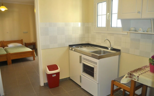 Holiday Studio Apartments Yannis on Agios Gordios Beach in Corfu
