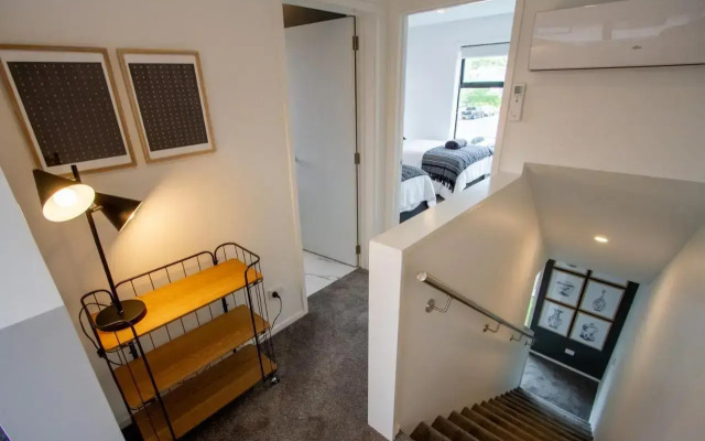 Art Deco 2 bed by Latimer Square