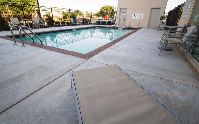 Holiday Inn Express & Suites Moore by IHG