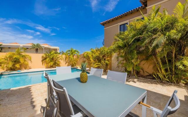 4BR Villa Gold Coast w Pool