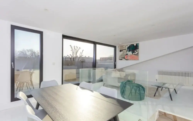 Unique and Sun Filled 2 Bedroom Flat With Balcony -hackney