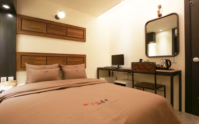Achasan Station Wall Hotel